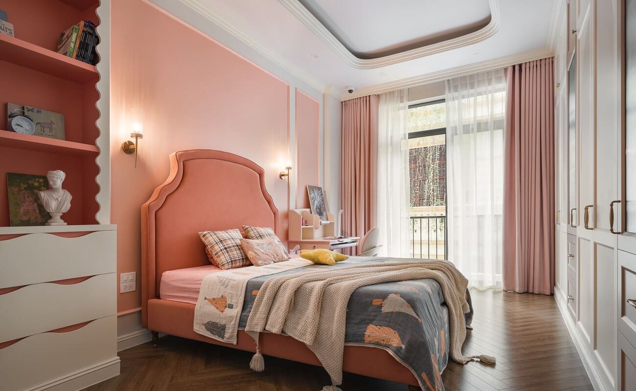 Phòng ngủ của cô công chúa nhỏ rực rỡ trong sắc màu pastel. Màu hồng nhạt tạo nên không gian đáng yêu và mộng mơ.