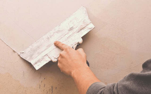 Bước 3: Cách sơn tường cũ: Làm nhẵn tường lõm