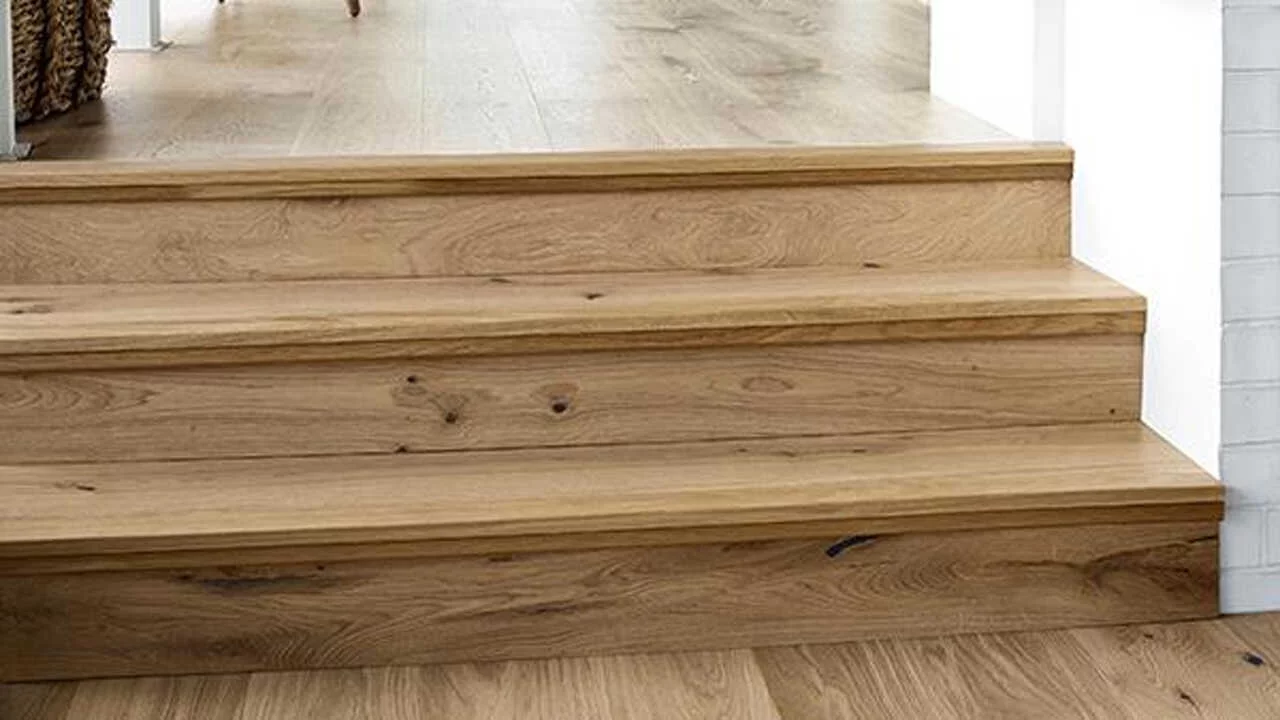 Giá mặt bậc sàn gỗ công nghiệp hiện nay là bao nhiêu?