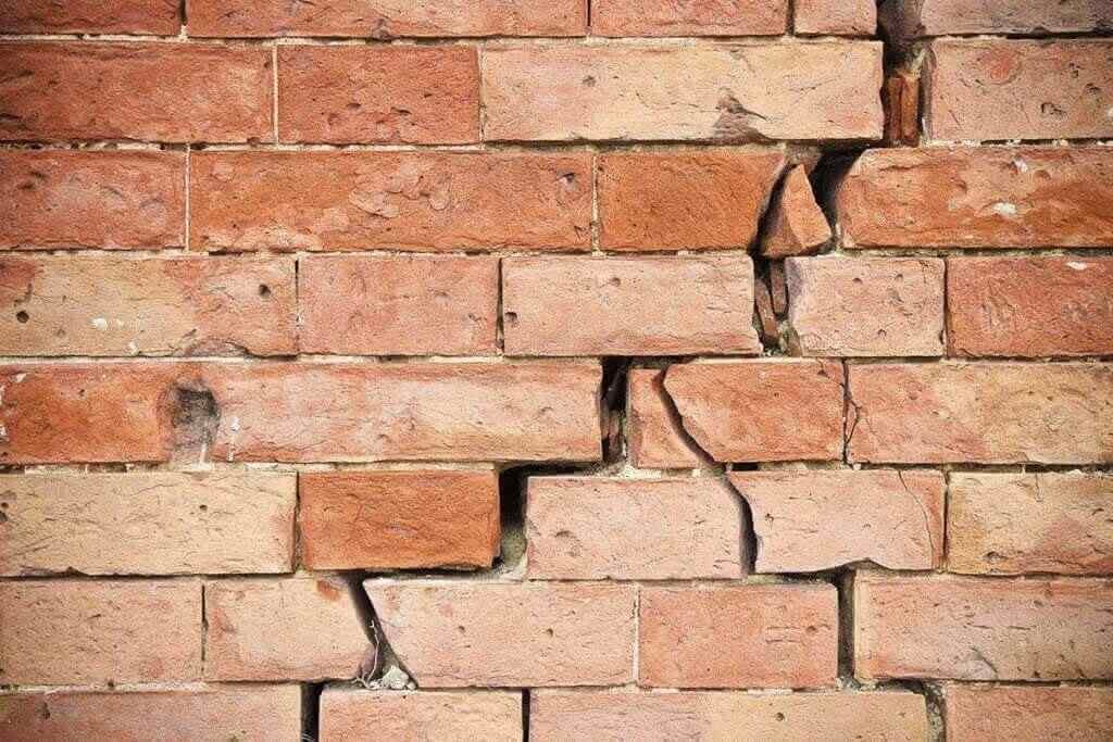 Tường nhà bị nứt dọc có nguy hiểm không?