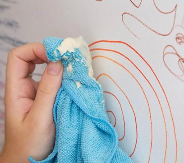 Làm sạch tường sơn bằng khăn em bé có cồn