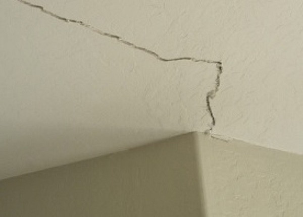 Nguyên nhân & dấu hiệu nhận biết trần nhà bị nứt góc 