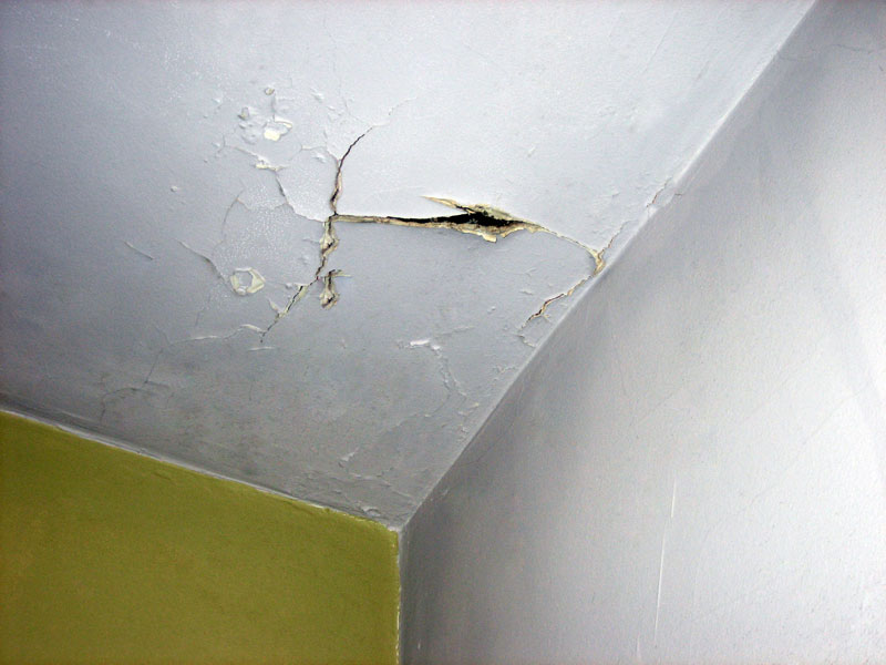 Đâu là nguyên nhân gây nứt góc trần nhà?