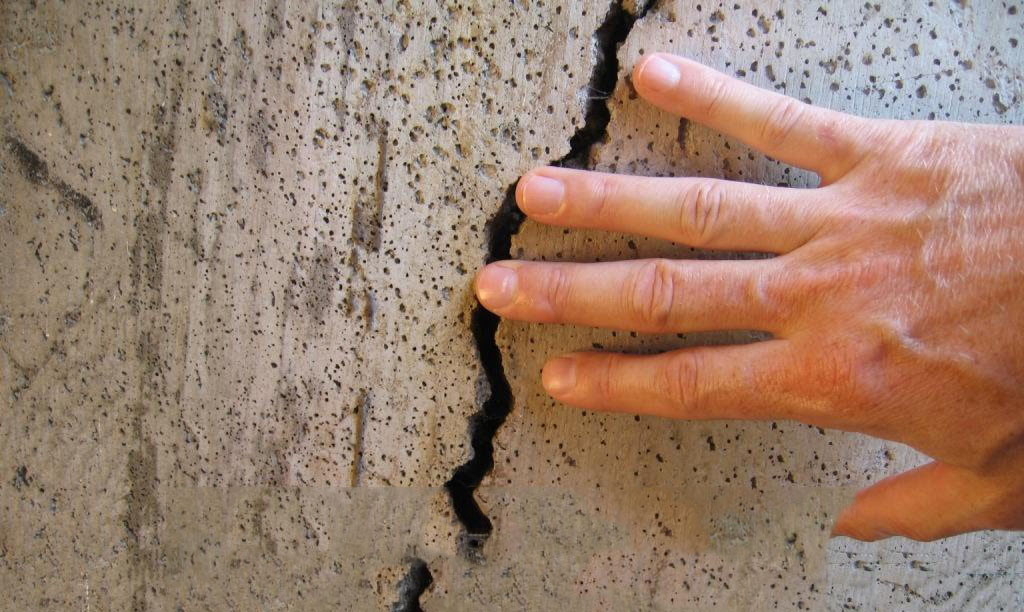 Tường nhà có vết nứt nguy hiểm ra sao và xử lý thế nào? 