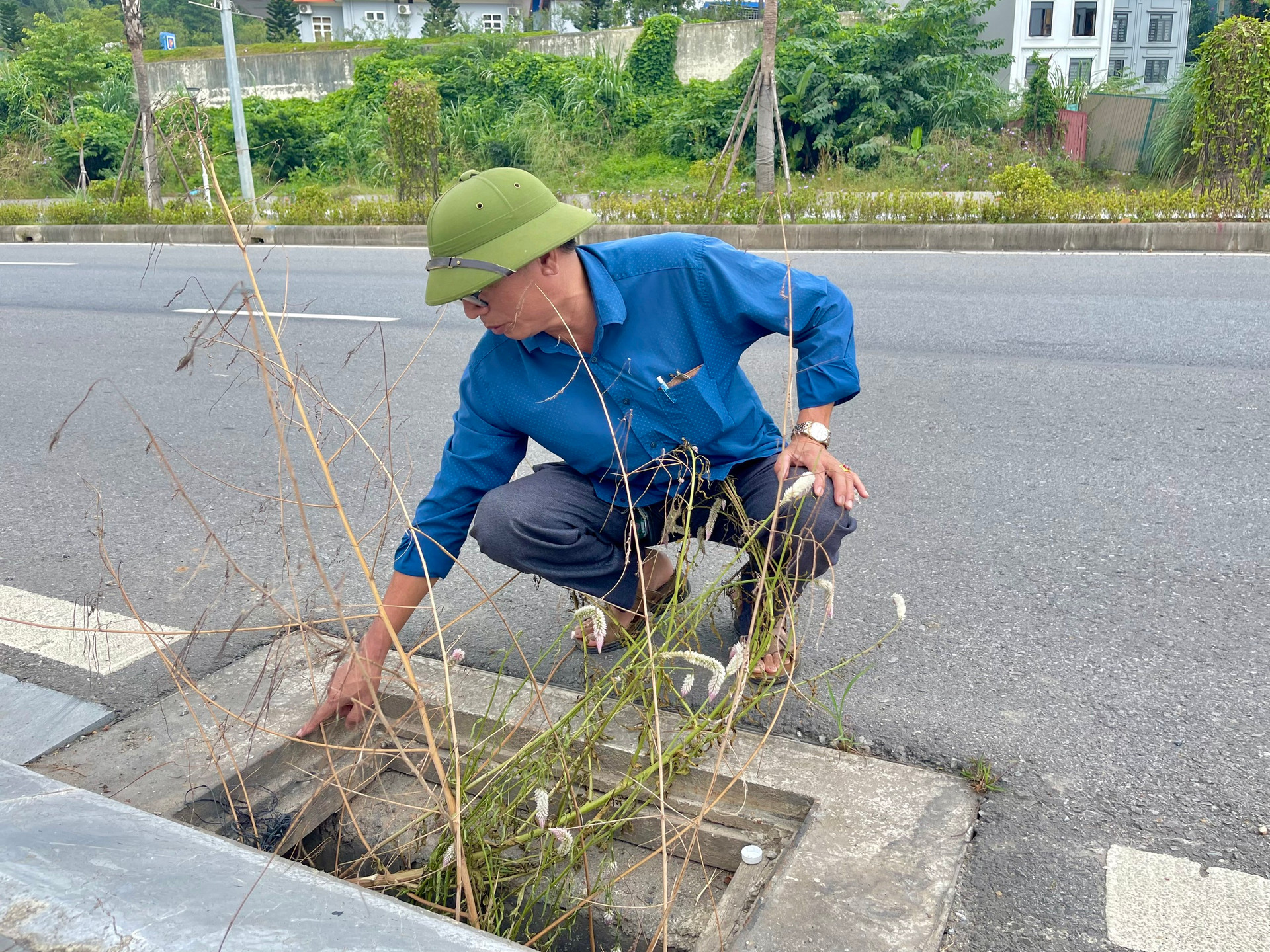 nhà vướng hố ga trước cửa