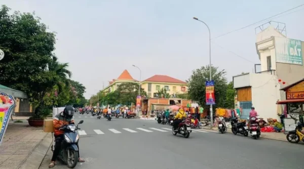 Nhà đối diện chùa