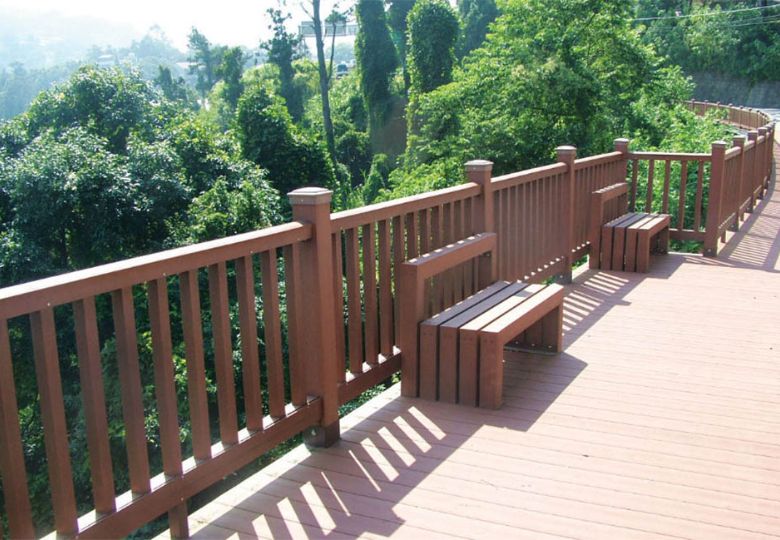 Lan can sân thượng bằng gỗ nhựa