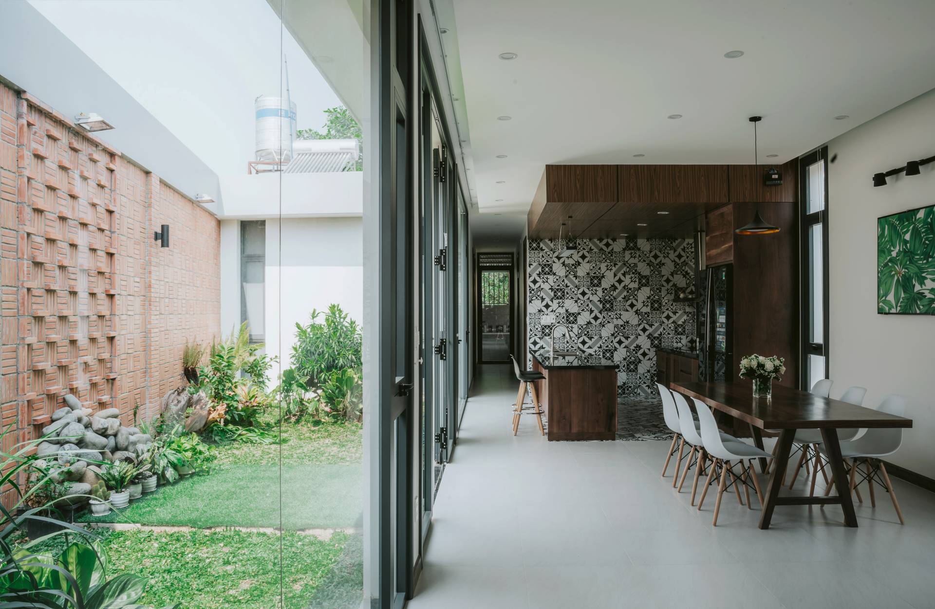 mẫu thiết kế sân vườn bên hông nhà có thảm cỏ