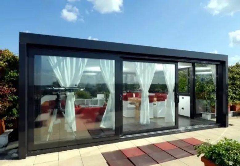 Nhà kính lắp ghép trên sân thượng với kiến trúc mở, đón gió và ánh sáng tự nhiên