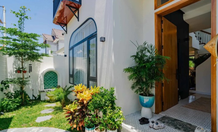 sân vườn trước nhà trồng hoa