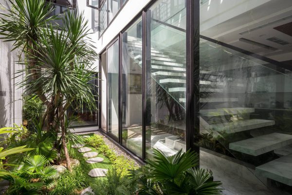 thiết kế sân vườn nhà ống giữa nhà