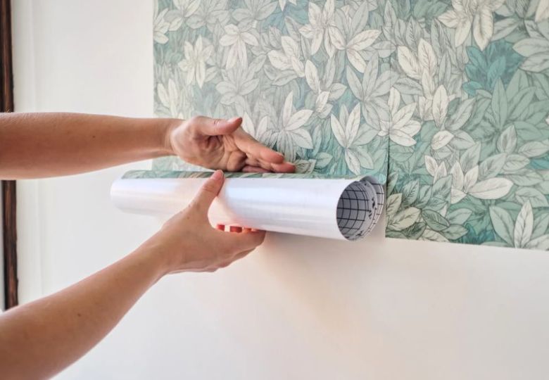 Cách dán giấy lên tường không bị tróc sơn