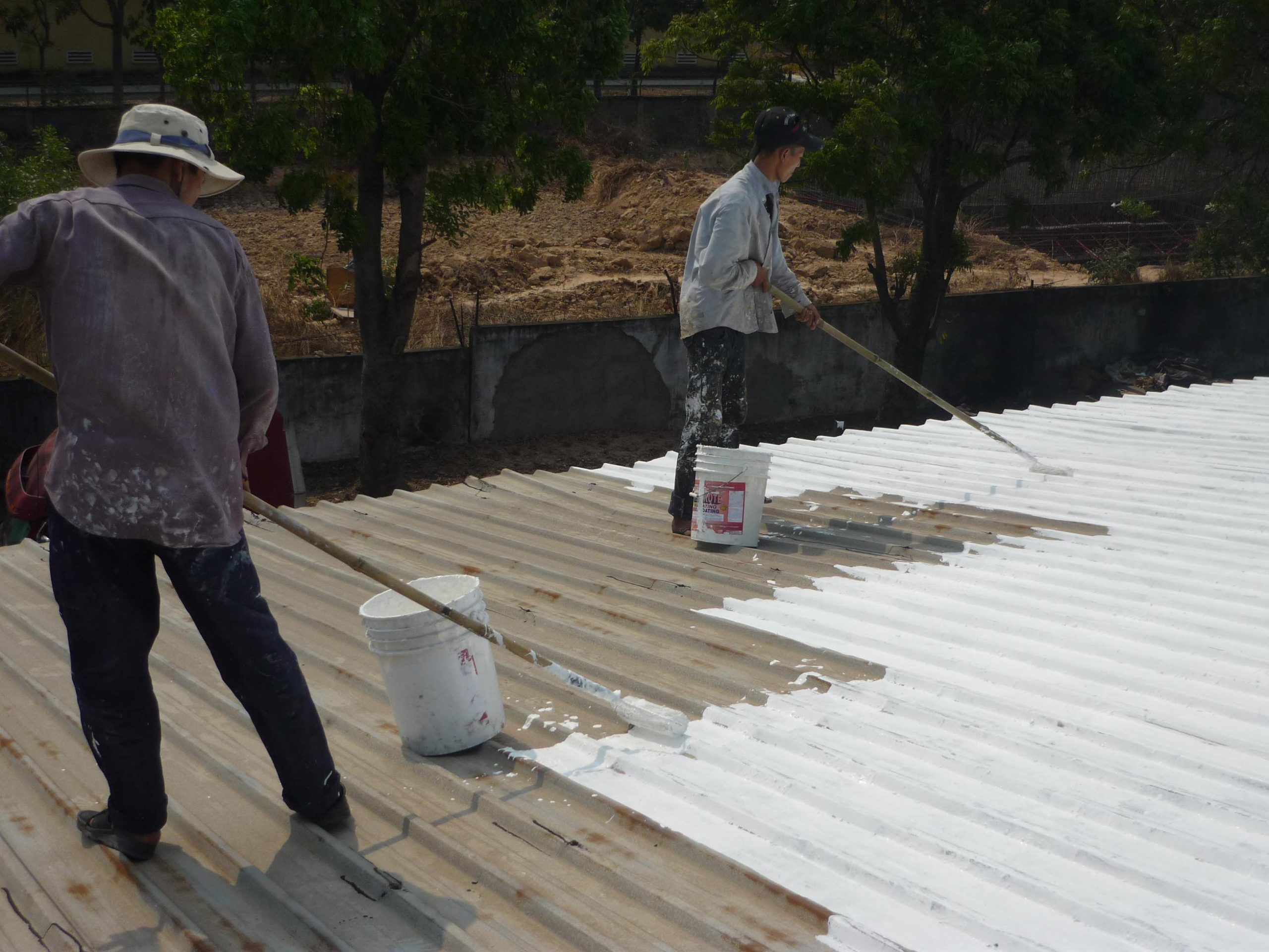 chống dột mái tôn nhà xưởng với sơn chống thấm