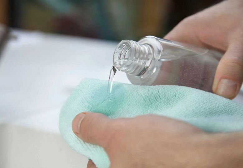 Làm sạch giấy dán tường bị mốc