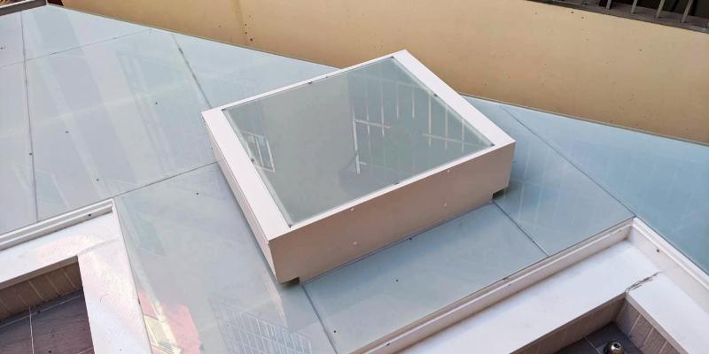 bảo trì cửa sổ giếng trời